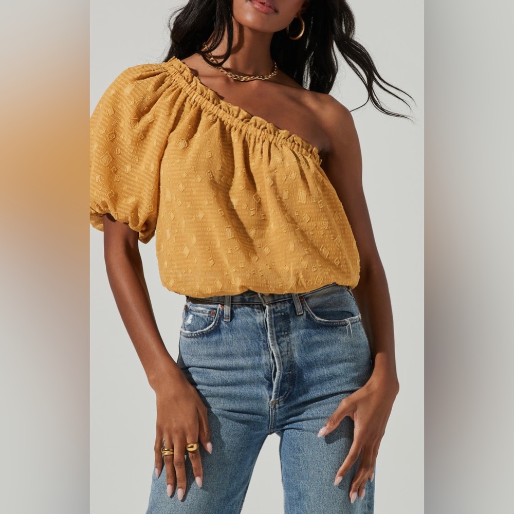Astr The Label Jacquard One-Shoulder Bubble Hem Blouse in Mustard. NWOT Small - Picture 3 of 12
